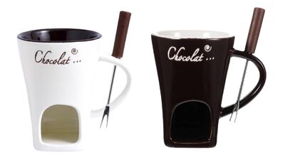 Esta taza de fondue está disponible en distintos colores.