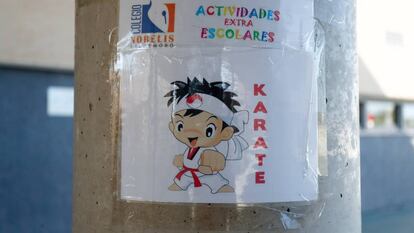 Cartel de actividades extra escolares en un pasillo del colegio Nobelis de Valdemoro. 