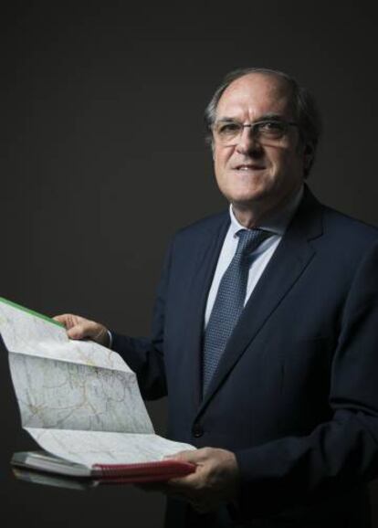 Ángel Gabilondo, con un mapa de la Comunidad de Madrid. 