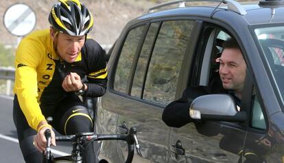 Armstrong habla con Johan Bruyneel en un entrenamiento en Canarias en 2008.