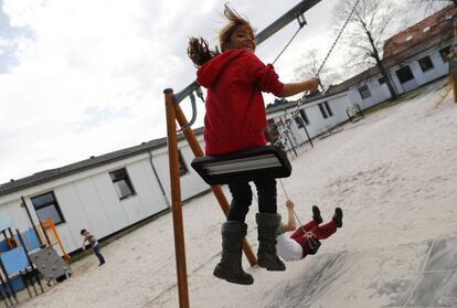 Ni&ntilde;os jugando en una campo de refugiados en Friedland (Alemania). 