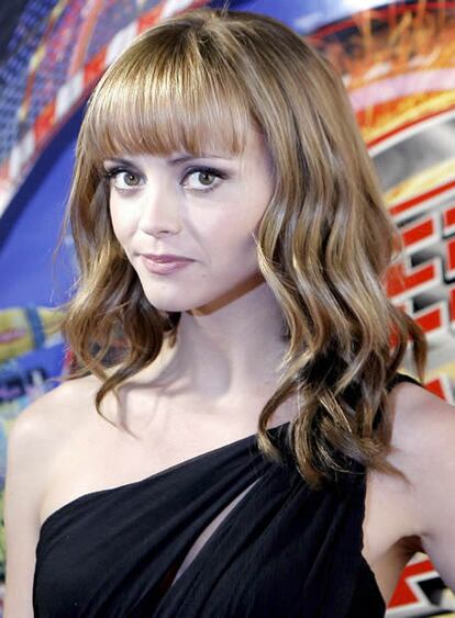 Christina Ricci cumplir su sue?o de casarse. La actriz, que de ni?a se hizo famosa con su personaje de Mircoles en <i>The Adams Family</i> contraer matrimonio con el comediante Owen Benjamin, a quien conoci el a?o pasado durante el rodaje de la pelcula <i>All&#39;s Faire in Love</i>. Anteriormente, Ricci haba mantenido un noviazgo con el actor Adam Goldberg y haba admitido en 2007 que tena ganas de "sentar la cabeza". "Slo quiero casarme o estar prometida. Bsicamente, quiero un anillo", confes en declaraciones a la revista britnica <i>Tatler</i>.