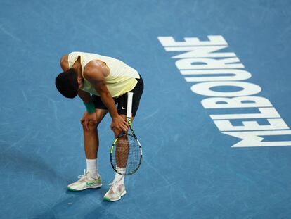 Alcaraz se lamenta durante el partido contra Zverev en la Rod Laver Arena de Melbourne.