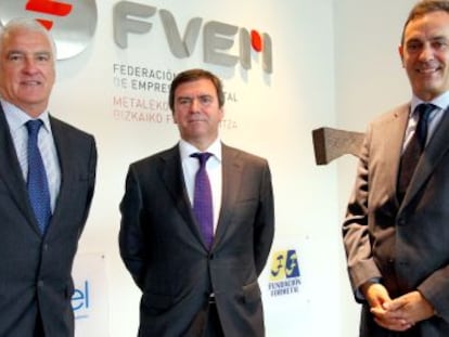 José Javier Aretche, a la izquierda, José Luis López Gil y Jaime Fernández, responsables de FVEM, este martes, en Bilbao.