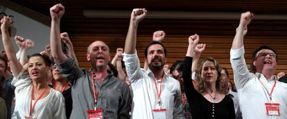 Alberto Garz&oacute;n (en el centro), elegido nuevo l&iacute;der de Izquierda Unida.