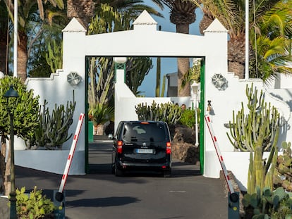 El presidente del Gobierno en funciones, Pedro Sánchez, a su llegada a la residencia de La Mareta, en Teguise (Lanzarote) el 7 de agosto.