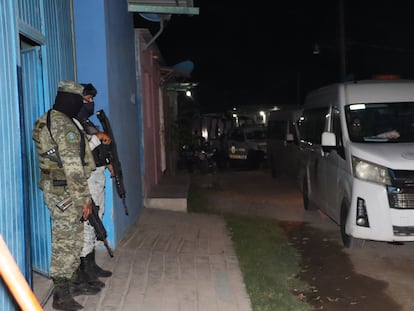 Soldados, agentes de la Guardia Nacional, el Inami y policías estatales durante un operativo de búsqueda, en la madrugada de este viernes.