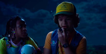 Gaten Matarazzo, como Dusty, canta 'Never Ending Story' al final de la tercera temporada de 'Stranger Things'.