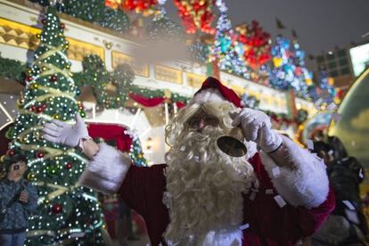 Um homem vestido de Papai Noel.