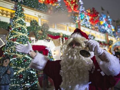 Um homem vestido de Papai Noel.