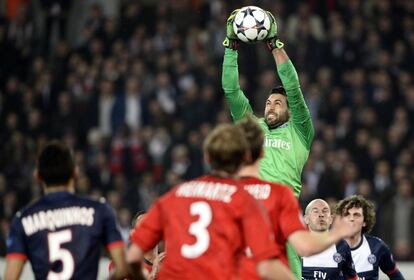 El portero Salvatore Sirigu, del PSG atrapa un balón durante el partido de vuelta de la Liga de Campeones entre el PSG y el Bayer Leverkusen.