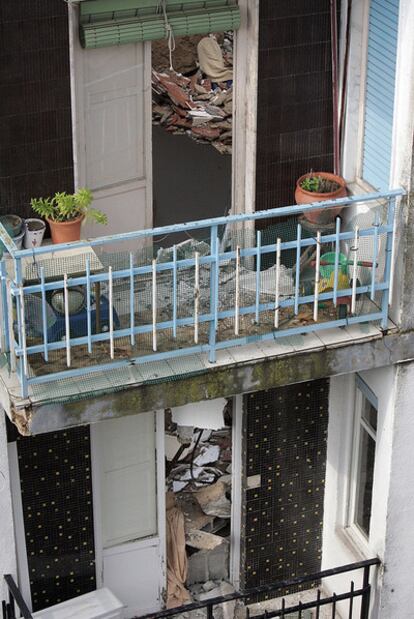 La lluvia causó el desplome parcial de un edificio en el centro de Bigastro. Los 20 inquilinos del inmueble resultaron ilesos.