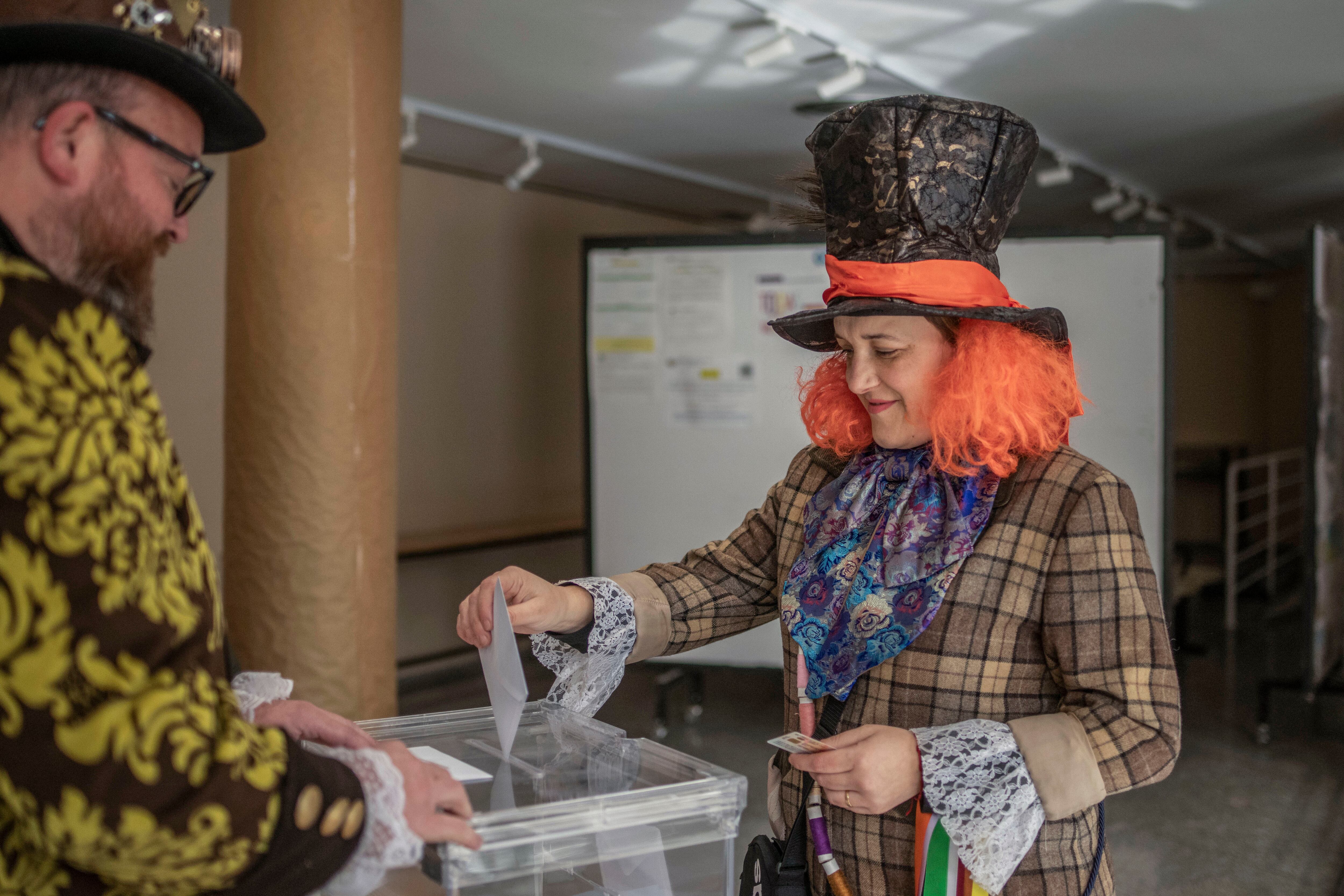Una persona disfrazada votaba en un colegio electoral en Xinzo de Limia (Ourense), este domingo, coincidiendo con las celebraciones de carnaval.