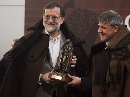 Mariano Rajoy viste la tradicional capa de la comarca zamorana de Aliste.