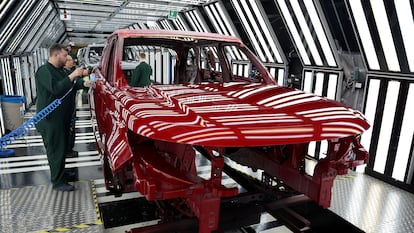 Línea de pintura de la planta de Jaguar Land Rover en Solihull, Reino Unido.