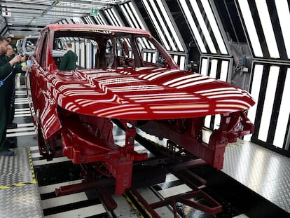 Línea de pintura de la planta de Jaguar Land Rover en Solihull, Reino Unido.