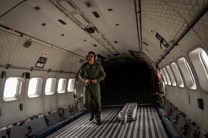 Un elemento de la Fuerza Aérea mexicana dentro de uno de los aviones que sobrevolaron la capital para conmemorar el 212 aniversario de la Independencia de México. 