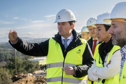 La ex secretaria de Estado de Transportes, Movilidad y Agenda Urbana, Isabel Pardo de Vera (2-d), acompañada por el ex director general Adif Alta Velocidad, Juan Pablo Villanueva, (i), en una imagen de 2022. 