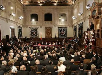 Ceremonia de entrega en el Paraninfo de la Universidad de Alcalá de Henares del premio Cervantes 2006, otorgado a Antonio Gamoneda.