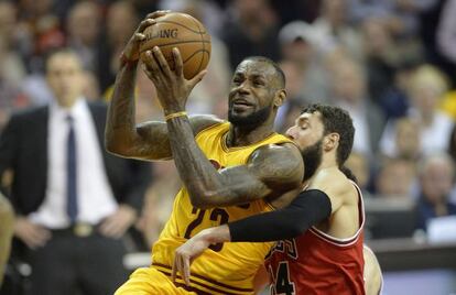 LeBron James entra a canasta ante Mirotic.