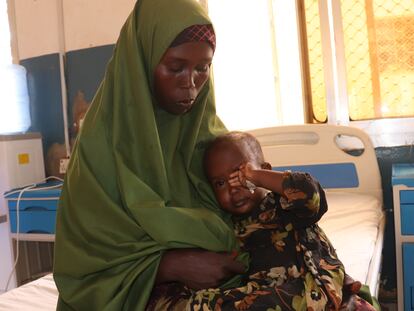 Sadiya Abdikadir, una niña de tres años del campo de desplazados internos de Nimole, ha sido diagnosticada con sarampión e ingresada en el hospital BRH apoyado por MSF.