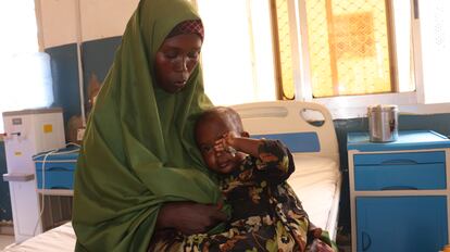Sadiya Abdikadir, una niña de tres años del campo de desplazados internos de Nimole, ha sido diagnosticada con sarampión e ingresada en el hospital BRH apoyado por MSF.