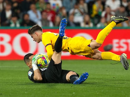 Gavi ante Edgar Badia, en el duelo entre el Elche y el Barcelona.