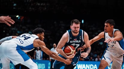 Luka Doncic, con Antetokounmpo a la izquierda.