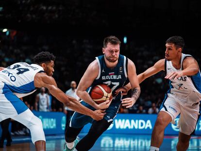 Luka Doncic, con Antetokounmpo a la izquierda.