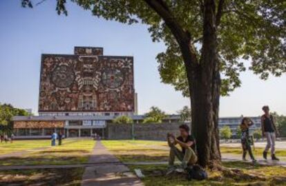 Mural del arquitecto y pintor Juan O'Gorman en la fachada de la Biblioteca Central de la Universidad Nacional Autónoma de México (UNAM)