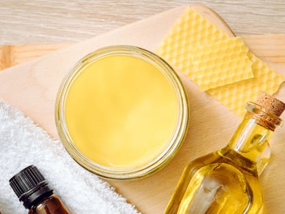 Esta es la mejor cera de abejas para limpiar la madera de casa sin dañarla