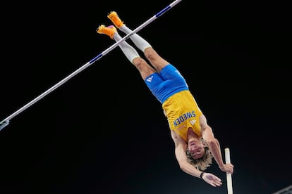 Mondo Duplantis compite en la final de salto con pértiga del Mundial de Atletismo celebrado en Tokio.