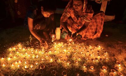 Devotos hindúes encienden lámparas de aceite en la orilla del río Ganges, en Sangam, India, con ocasión de la celebración del Kartika Purnima.