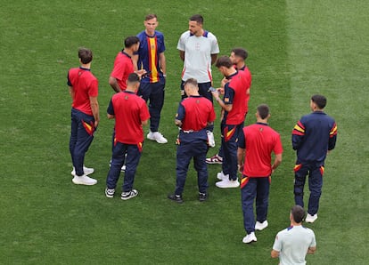 Jugadores de la selección española inspeccionan el césped a su llegada al estadio de Munich. 
