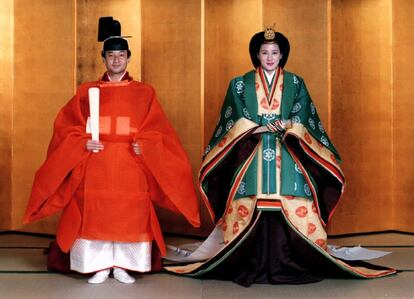 El príncipe heredero Naruhito de Japón y su prometida, Masako, vestidos con trajes tradicionales antes de su boda.