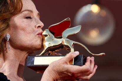 Sigourney Weaver besa el León de Oro de Honor que ha recibido en Venecia.