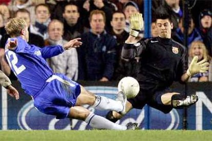 Víctor Valdés, en un partido de Liga de Campeones en marzo de 2005.