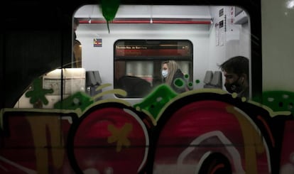 Pintades en un tren a l'estació de Catalunya de Barcelona.
