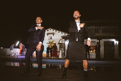 Baile nupcial con la canción de Sonia y Selena. La coreografía nos la enseñó nuestra amiga Marta, que es profesora de infantil. "Si hago que mis niños bailen, consigo que vosotros bailéis", nos dijo. Cumplió.