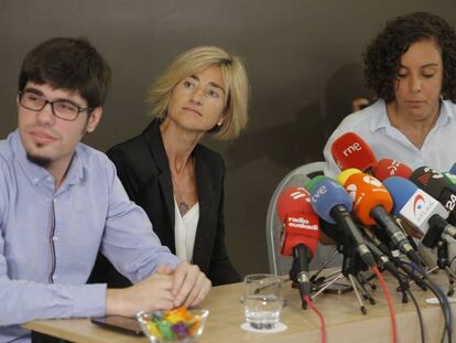 Lander Mart&iacute;nez, junto a Nagua Alba y Pilar Zabala, durante la presentaci&oacute;n de esta como candidata de Podemos a lehendakari.