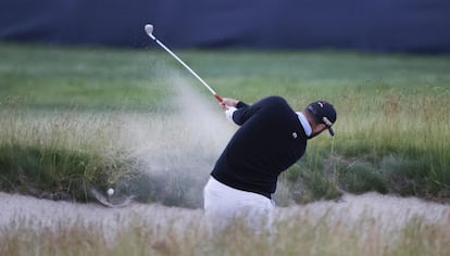 Rahm falla al salir de búnker en el hoyo 18.