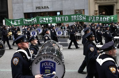 Desfile por la Quinta Avenida en Manhattan, Nueva York. Un grupo de manifestantes pide que se deje participar en el desfile a los homosexuales.