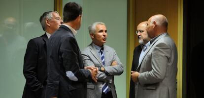 Javier Tajadura, rodeado por los parlamentarios socialistas García Damborenea, Pietro, y Pastor y Gorka Maneiro (UPyD) en la ponencia de autogobierno.