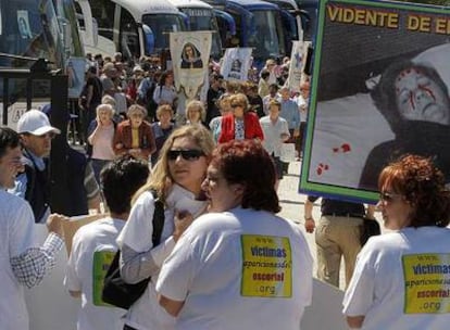 Familiares de algunos de los miembros de la organización religiosa protestaban ayer en su acto.