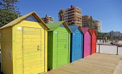 Casetas de baño instaladas este verano en la playa de Benicàssim (Castellón).