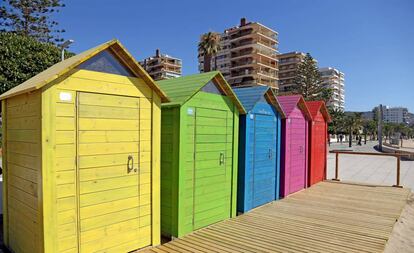 Casetas de baño instaladas este verano en la playa de Benicàssim (Castellón).