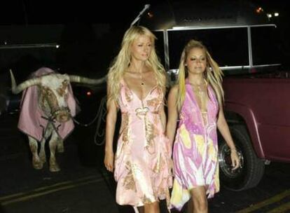 Paris Hilton, a la izquierda, con Nicole Richie, de paseo con un buey.