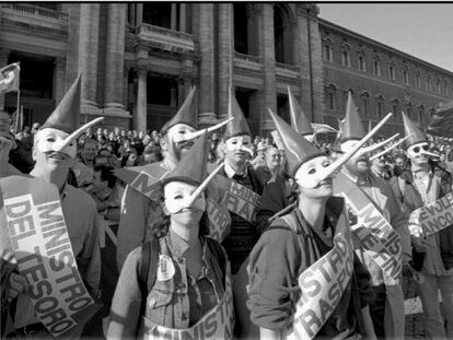 Manifestación en Roma contra el primer ministro Silvio Berlusconi, en 1994.