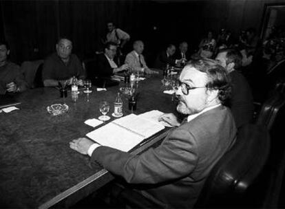 Pedro Solbes, en una reunión con sindicatos y patronal en 1993.