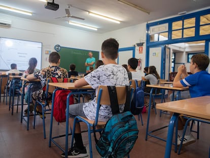 Un professor fa clase a uns estudiants.